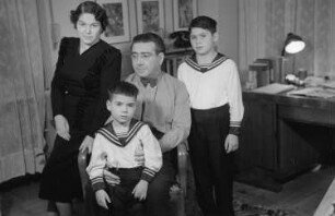 Porträtaufnahmen des Staatssekretärs Dr. Leo Zuckermann und seiner Familie : Leo Zuckermann mit Familie