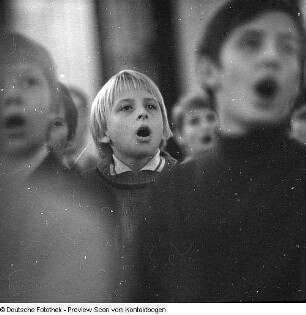 Knabenchor Dresden. Probe unter Chorleiter Manfred Winter in der EOS (Gymnasium) "Romain Rolland", 1973.12. & Probe mit den Solisten des Knabenchores Dresden, am Flügel Chorleiter Manfred Winter