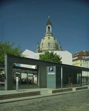 Dresden-Altstadt, Tzschirnerplatz. Blick von der Einfahrt der Tiefgarage zur Frauenkirche
