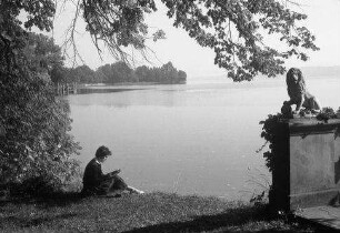 Tutzing: Mädchen am Seeufer, im Park und Löwe