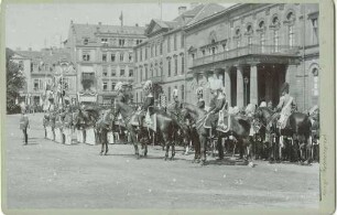 Fahnenweihe auf dem Friedensplatz in Kassel im August 1899, Offiziere zu Pferd, Fähnriche mit Fahnen in Aufstellung vor offiziellem Gebäude, im Hintergurnd Zivilbevölkerung vor Gebäuden