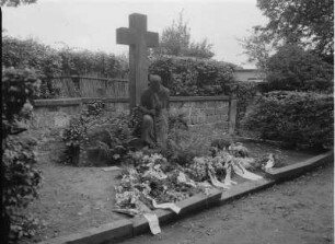 Dresden, Äußerer Plauener Friedhof : Dresden-Plauen. Äußerer Plauener Friedhof. Grabmal einer Familie (Urnengrabanlage), Sandstein, Anfang 20. Jahrhundert