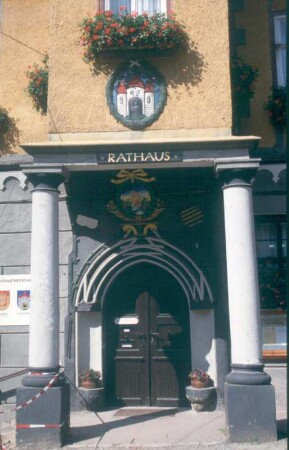 Schleusingen. Portal des Rathauses
