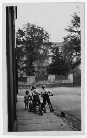 Spielende Kinder in den Straßen des Leipziger Seeburgviertels