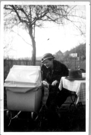 Johanna Gerhardt mit Kinderwagen