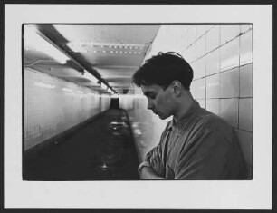 U-Bahnstation : Junger Mann im braunen Hemd der Hitlerjugend in einem Tunnel der New Yorker U-Bahn, vor einer gekachelten Wand stehend