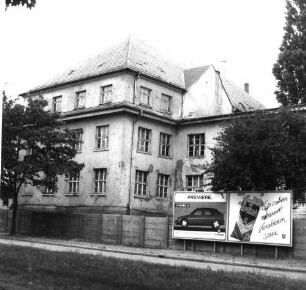 Dresden-Übigau, Washingtonstraße. Pionierkaserne (1913). Kasernengebäude. Straßenansicht mit Einfriedung