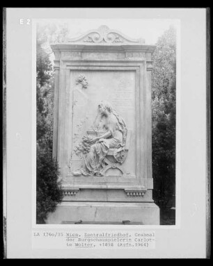 Grabmal der Burgschauspielerin Carlotte Wolter, verstorben 1898
