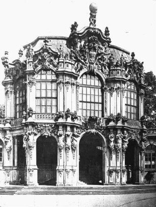 Dresden, Zwinger, Wallpavillon; 1709-1728: Matthäus Daniel Pöppelmann; Balthasar Permoser; 1847-1854: Gemäldegalerie von Gottfried Semper; Pöppelmann, Matthäus Daniel; Permoser, Balthasar