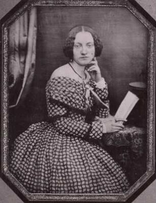 Dame in kariertem Kleid : Portrait einer Dame in kariertem Kleid, Aufnahme um 1845
