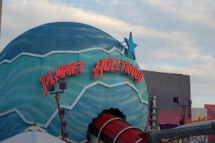 Paris - Disneyland : Riesen-Rummel-Attraktion im Disney-Village, einem Vergügungszentrum neben dem Disneyland Park bei Paris, 2006