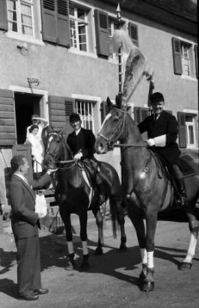 Freiburg; St. Georgen: St. Georgsritt; zwei Pferde mit Reiter und Georgsfahne
