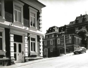 Oelsnitz/Vogtland, Lessingstraße 1. Fabrikantenvilla (Wohnhaus) (um 1900). Teilansicht mit Hoftor und Nebengebäude