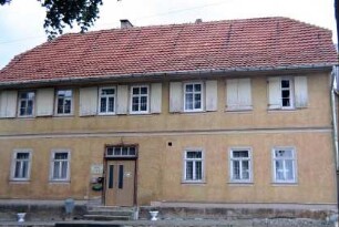 Gemeindeverwaltung; Fensterläden im Obergeschoss