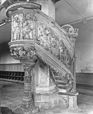 Halle (Saale), Dom, urspr. Dominikaner-Klosterkirche St. Pauli, Inneres, am nördl. 4. Pfeiler von Westen, Sandsteinkanzel; Ulrich Creutz