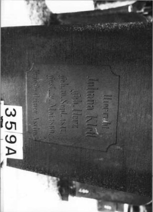 Grabstein 359 (Index: 99629860) Material: Sandstein Zustand: völlig abgeblättert vorne Maße HxBxT: 177x57x8 cm Beschreibung: Stele mit eingezogenem Rundbogenabschluß mit Verdachung: Grabstein 359A