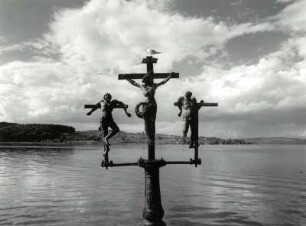 Kruzefix auf der Brücke die zur Insel Mainau führt