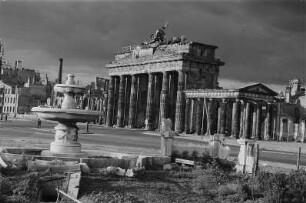Berlin. Hindenburgplatz, Gemüsebeete an der zerstörten südlichen Springbrunnenanlage (mit unterirdischem Zugang), Blick nach Nordosten gegen Brandenburger Tor