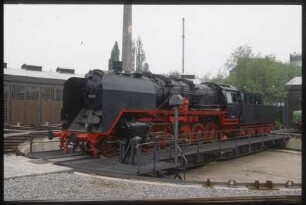 Güterzuglok "50 001" auf der Drehscheibe