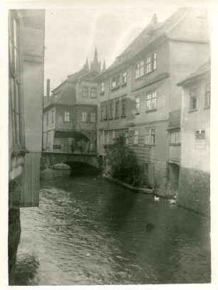 Erfurt. Wohnhäuser an der Gera. Flussseite