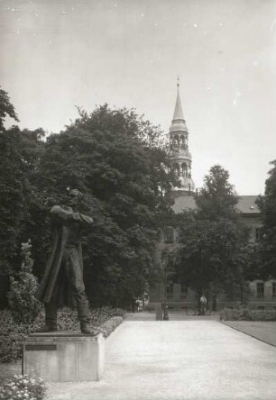 Zwickau, Albertplatz : Zwickau. Mann mit Mantel und Stiefeln auf dem Albertplatz