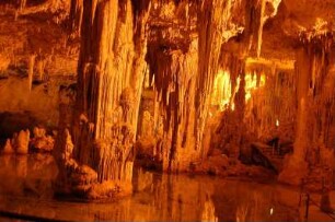 Insel Sardinien - Innenraum einer Tropfsteinhöhle : Das Innere der Tropfsteinhöhle Grotta di Nettuno bei Alghero, die ersten 600 m der Grotte sind öffentlich zugänglich, 2006