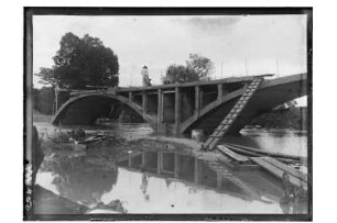 Zweibogige Brücke : Südthailand. Fahrbahn der zweibogigen Betonbrücke im Bau bei Hochwasser, 1912/1913