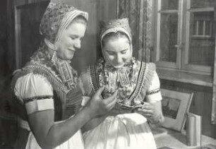 Zwei Schleiferinnen in Tanztracht : Kleidung - Schleifer Tracht. Ort: Slepo / Schleife. Zwei Schleiferinnen in Tanztracht (mit Ostereiern).