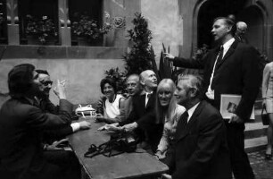 Freiburg: Rathaushof, Tische im Hof, beim Fest [Verabschiedung von Frau Bellinghausen als Stadträtin?]