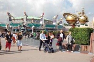 Paris - Disneyland : Besucher und Karussellattraktionen im Park Disneyland Paris, 2006