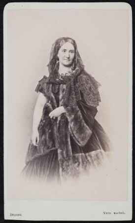 Porträt Jenny Bürde-Ney (1824-1886; Sängerin). Albuminabzug auf Karton (Carte-de-visite mit Atelieraufdruck verso)