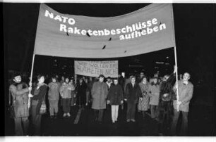 Kleinbildnegative: Demonstration „Jungendhearing gegen Aufrüstung“, 1980