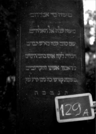 Grabstein 129 (Index: 100109816) Material: Granit Zustand: gut Maße HxBxT: 235x60x28 cm Beschreibung: Obelisk, getreppter Sockel: Grabstein 129A