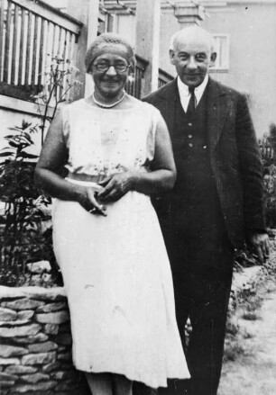 Eva und Victor Klemperer vor ihrem Haus in Dölzschen, Am Kirschberg 19. Papier; 14,8 x 10,5 cm. um 1936. Dresden: SLUB Mscr.Dresd.App.Klemperer,Hadwig