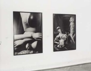 Raumaufnahme : Raumaufnahme mit C-Prints von Cindy Sherman; 1992/1995 in der Ausstellung: True Fictions - Inszenierte Fotokunst der 1990er Jahre. Kunst Haus Dresden, Galerie für Gegenwartskunst, 16.08.2002-27.10.2002