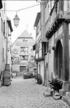 Reichenweier, Riquewihr: Gasse mit Laterne und Querhaus