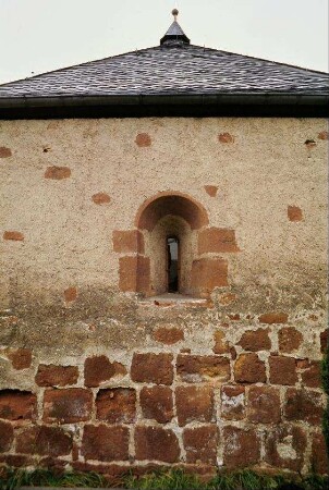 romanisches Fenster an der Dorfkirche