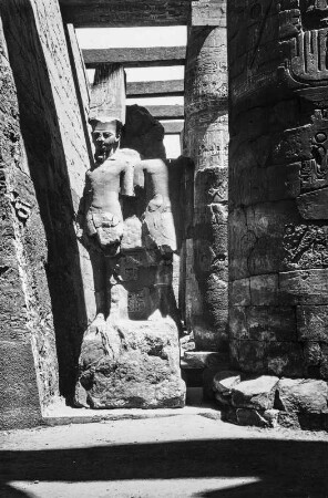 Statue im Tempel von Karnak (HAPAG-Mittelmeerfahrt der Oceana Leonhardt 1929)