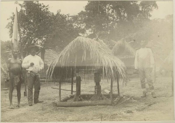 "Maison fétiche dans un village du Suriname (Maroons ?)" (OT)