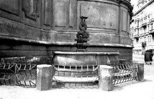 Brunnen mit wasserspeienden Delfinen