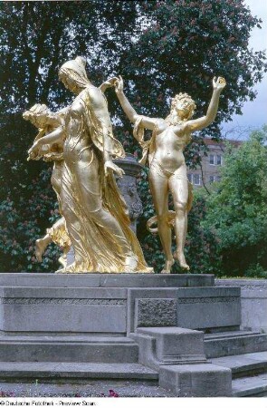 Mozartdenkmal mit Wasserbecken