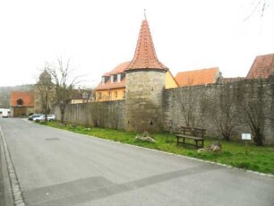 Stadtbefestigung-Ansicht im Süden mit Stadtmauer (Wehrgang abgetragen) im Verlauf nach Westen mit rundem eingestellten Wehrturm in Übersicht (vorgelagerter Stadtgraben verfüllt)