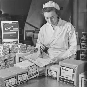 Arbeiterin von Bahlsen bei der Kontrolle der Bahlsen-Produkte