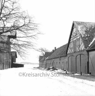 Traulauerholz: Gutshof mit Wirtschaftsgebäuden: links oben Baumäste: Winter