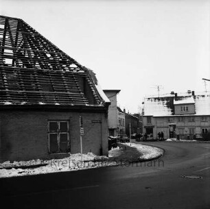 Lübecker Torbrücke: baufälliges Gebäude der Stadt kurz vor dem Abriss: Ansicht von Westen: im Hintergrund verläuft die Hagenstraße: Winterbild