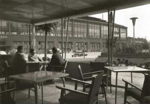 Berlin. Bahnhof Friedrichstraße. Blick aus der Sommerhalle des Hotels Coburger Hof