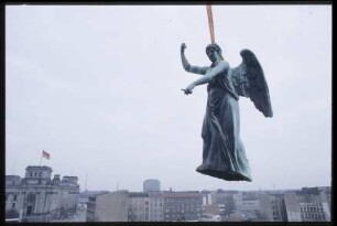 Abbau der Quadriga vom Brandenburger Tor, Umsetzen der Victoria per Kran