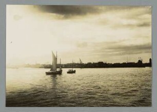 Vor Cuxhaven : Cuxhaven. Blick auf Stadt und Hafen
