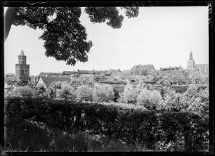 Pyritz (Pyrzyce/Polen). Stadtansicht mit Blick vom Südwall auf die Stadtmauer