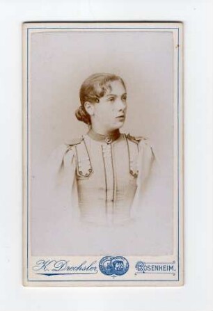 Portraitaufnahme einer sehr jungen Dame mit Hochsteckfrisur